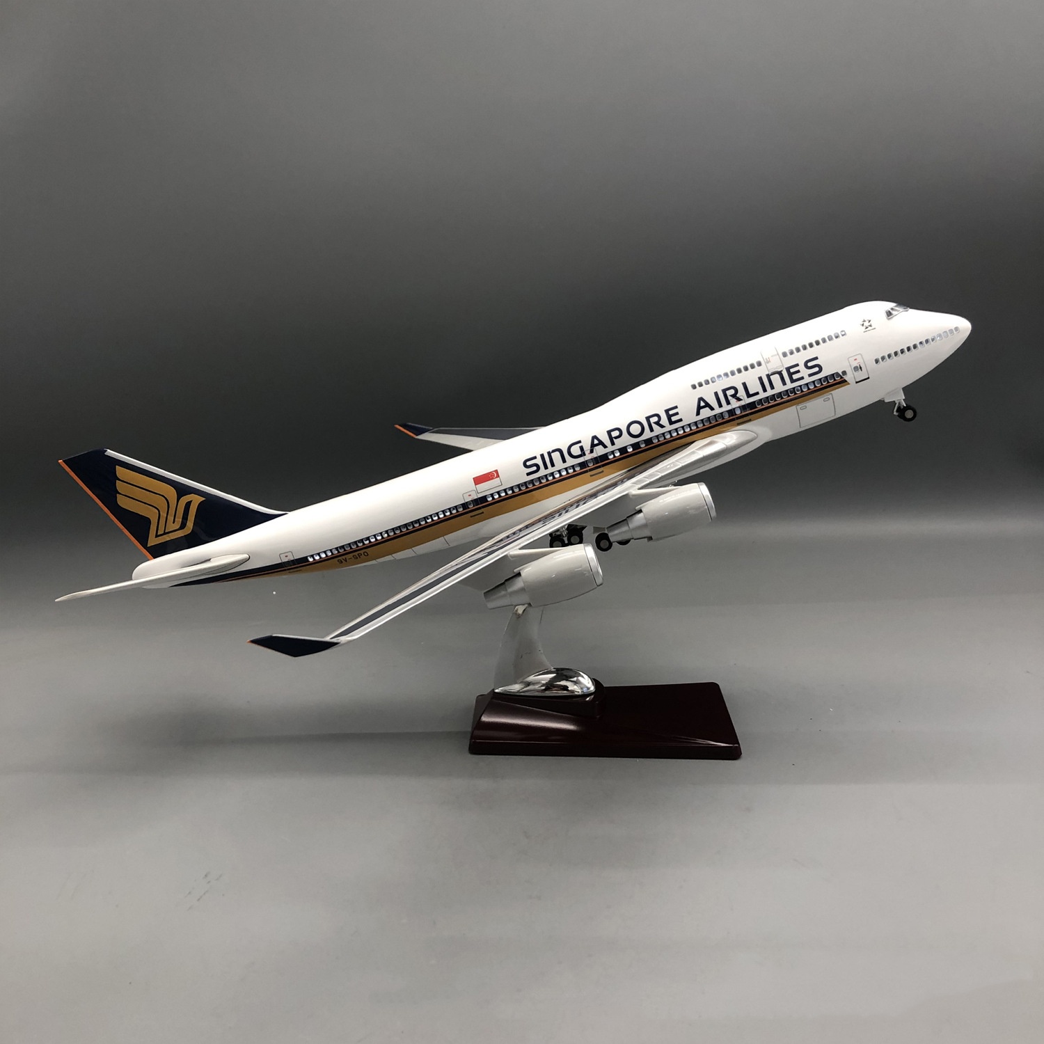 Model Kit Singapore - Модель самолета B747 Singapore Airways из